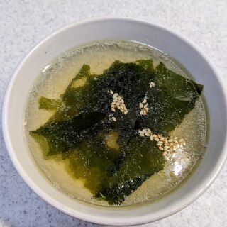 お湯を注ぐだけ♪わかめ入り中華スープ(生姜風味)